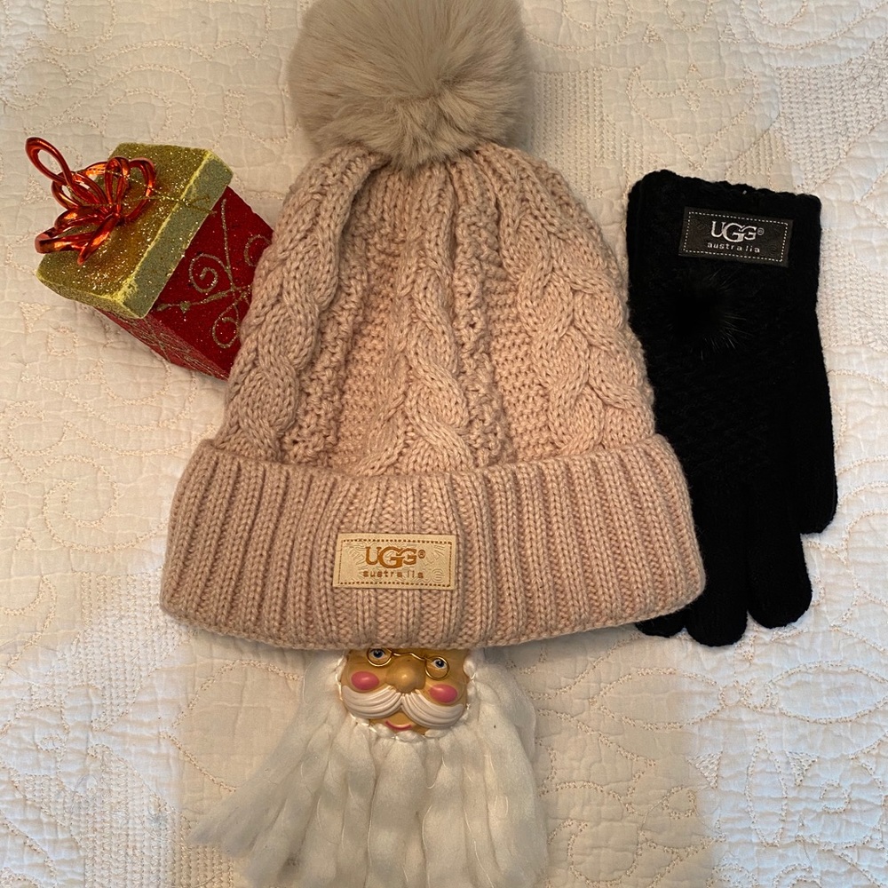 Ugg 2pc hat and gloves set.